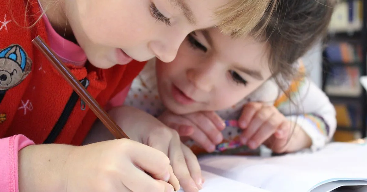 découvrez les bases de la littératie précoce pour favoriser le développement du langage et des compétences en lecture dès le plus jeune âge.